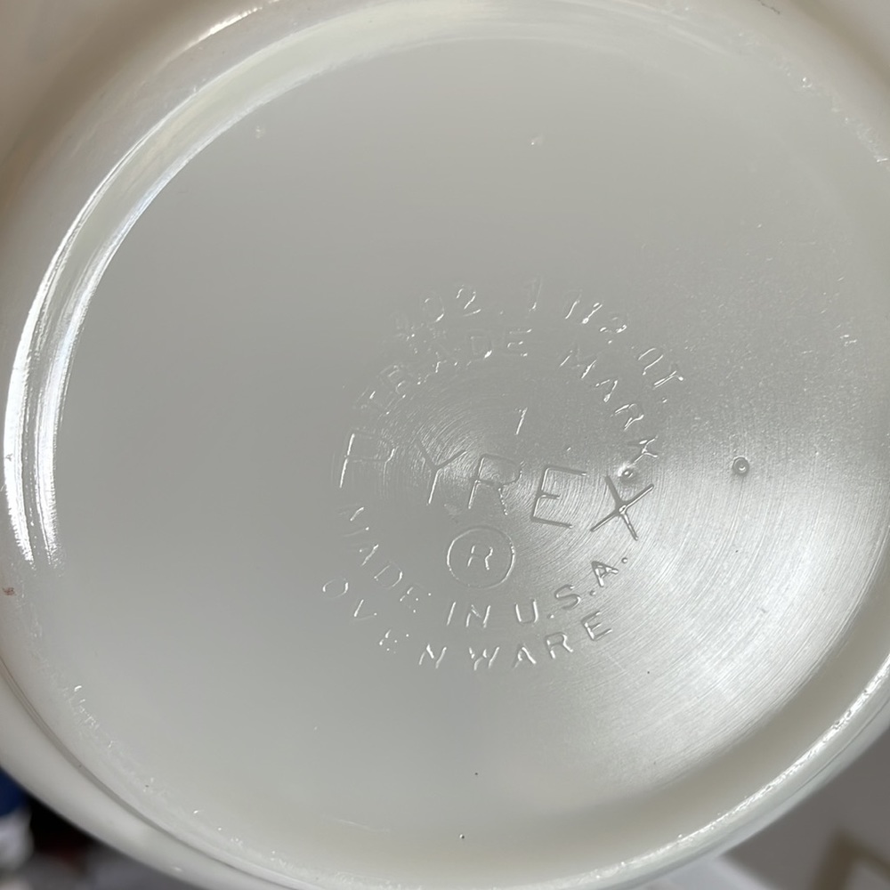 Pyrex Vintage Butterfly Gold 1 1/2 Quart Bowl. Very Gold Condition. 1 1/2 Quart. - Picture 6 of 7